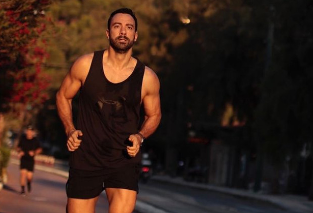Σάκης Τανιμανίδης: Το έριξε στην γυμναστική για να «ορμήξει» χωρίς τύψεις στο πασχαλινό τραπέζι