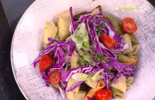 Ο Τίμος Ζαχαράτος ετοιμάζει λαχταριστή σαλάτα με πένες