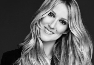 Σελίν Ντιόν: Έκκληση προς τους παγκόσμιους ηγέτες να σταθούν στο πλευρό της Ουκρανίας