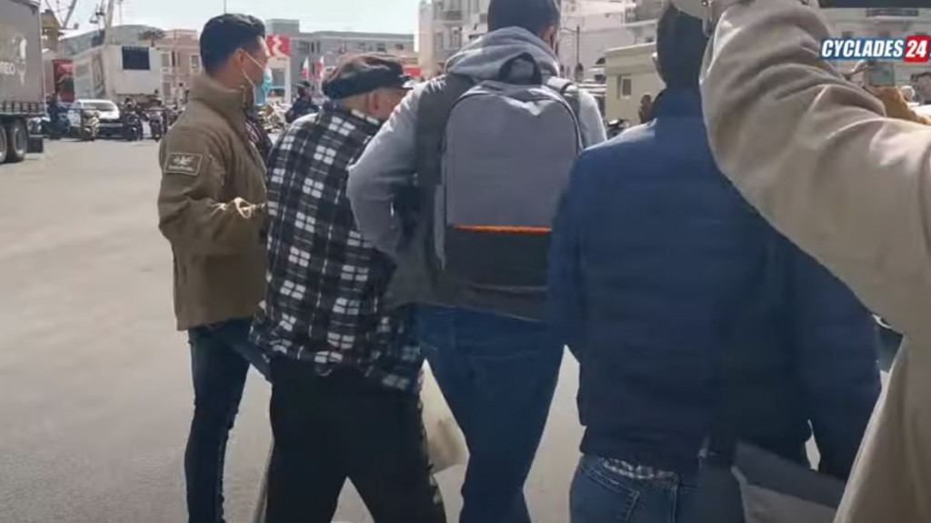 Κάτω από αποδοκιμασίες στην εισαγγελία Σύρου ο 93χρονος που δολοφόνησε το γείτονά του