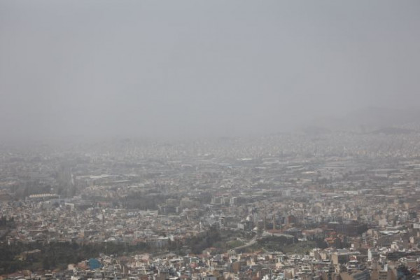 Καιρός: Αφρικανική σκόνη «σκεπάζει» την Αθήνα – Πώς μπορούν να προφυλαχθούν οι ευπαθείς ομάδες