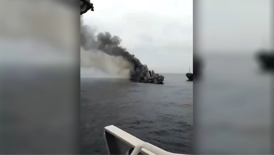 Πόλεμος στην Ουκρανία: Διεθνή ΜΜΕ επιβεβαιώνουν ότι το πλοίο που καίγεται στις φωτογραφίες είναι το Moskva