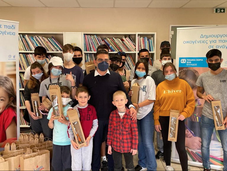 Το Μαξίμου έστειλε λαμπάδες στους μικρούς φίλους των παιδικών χωριών SOS