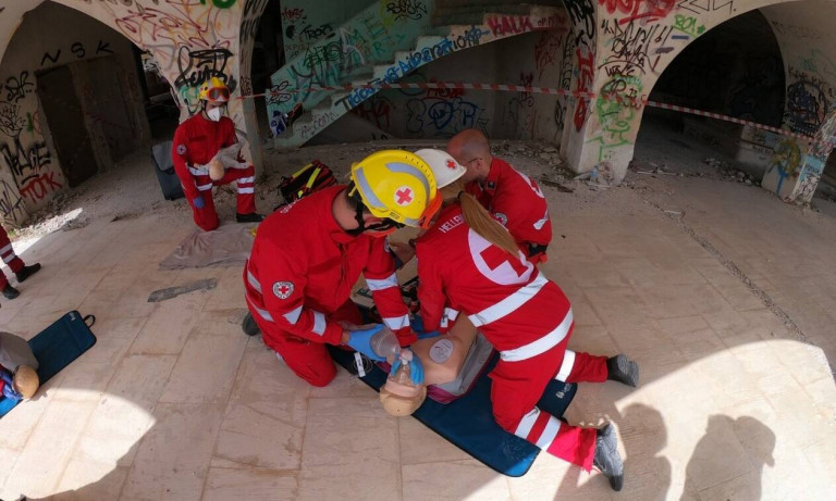 Ελληνικός Ερυθρός Σταυρός: Εντυπωσιακή άσκηση σε εγκαταλελειμμένο ξενοδοχείο στην Αττική