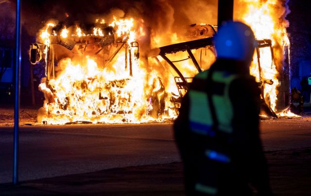 Σουηδία: Συγκρούσεις αστυνομίας και αντιφασιστών διαδηλωτών - Τραυματίες από σφαίρες