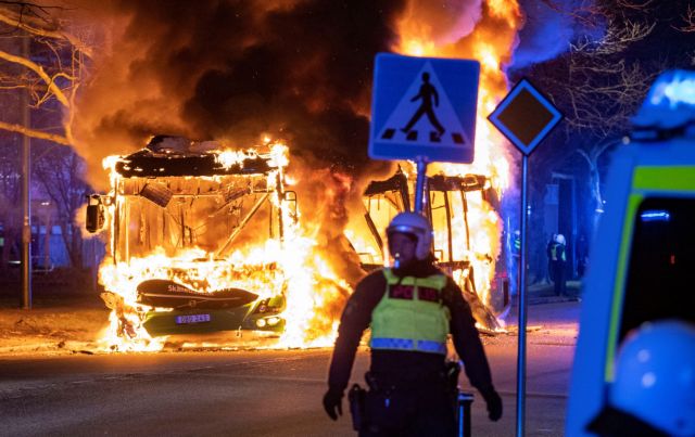 Σουηδία: Βίαια επεισόδια μετά από διαδήλωση ακροδεξιών