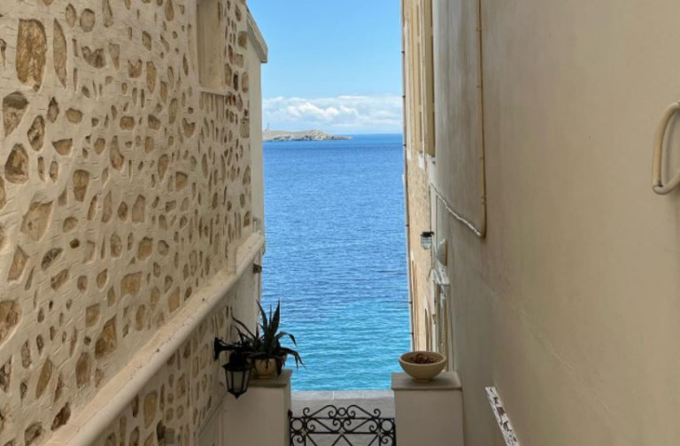 Λαμπερό ζευγάρι της showbiz κάνει Πάσχα στη Σύρο