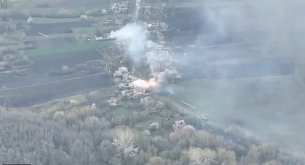 Πόλεμος στην Ουκρανία: Η μάχη Ουκρανικού οχήματος μεταφοράς προσωπικού με Ρωσικό τανκ