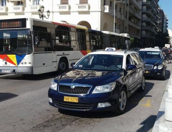 Θεσσαλονίκη: Οδηγός ταξί χρέωνε τους πελάτες του με «κρυφό» ταξίμετρο