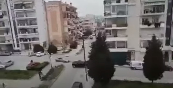 Θεσσαλονίκη: Εκνευρισμένος οδηγός πήγε να παρκάρει και έκανε χαλκομανία 5 αυτοκίνητα