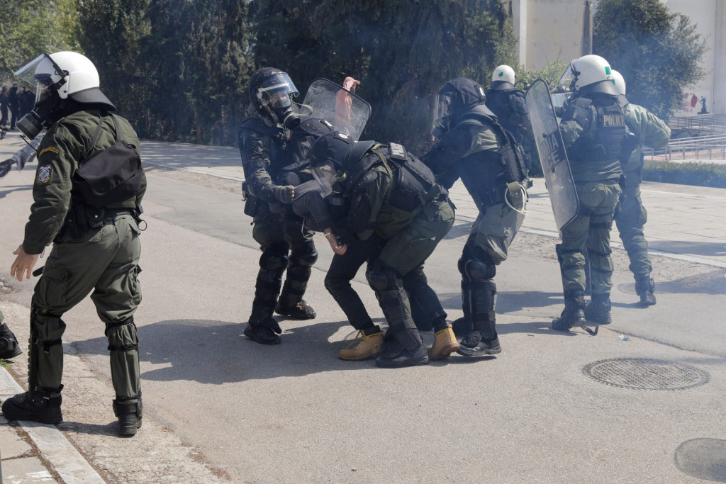 Θεσσαλονίκη: Δύο συλλήψεις για τα επεισόδια στο ΑΠΘ – Αφέθηκε ελεύθερος ο ένας λόγω κοροναϊού