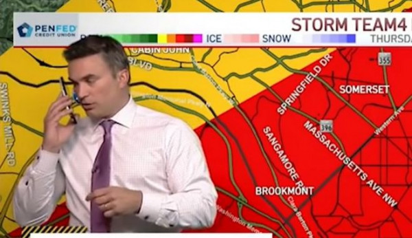 Απίστευτο βίντεο: Μετεωρολόγος τηλεφωνεί στα παιδιά του on air και τα προειδοποιεί για ανεμοστρόβιλο