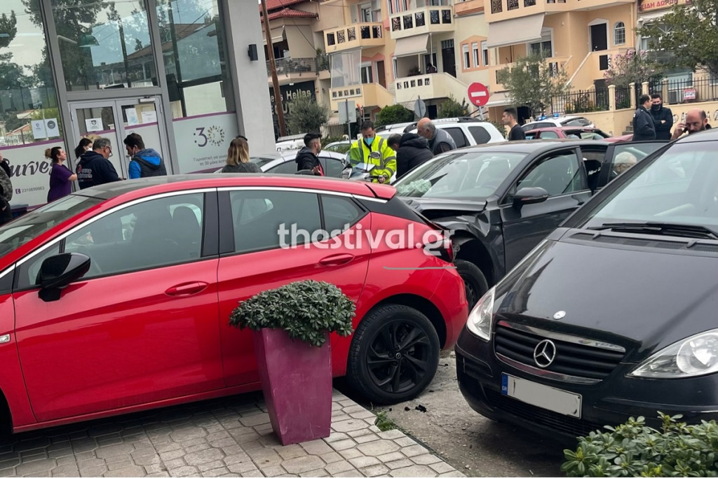 Θεσσαλονίκη: Αυτοκίνητο ξέφυγε από την πορεία του – Δύο τραυματίες, ζημιές σε πέντε οχήματα
