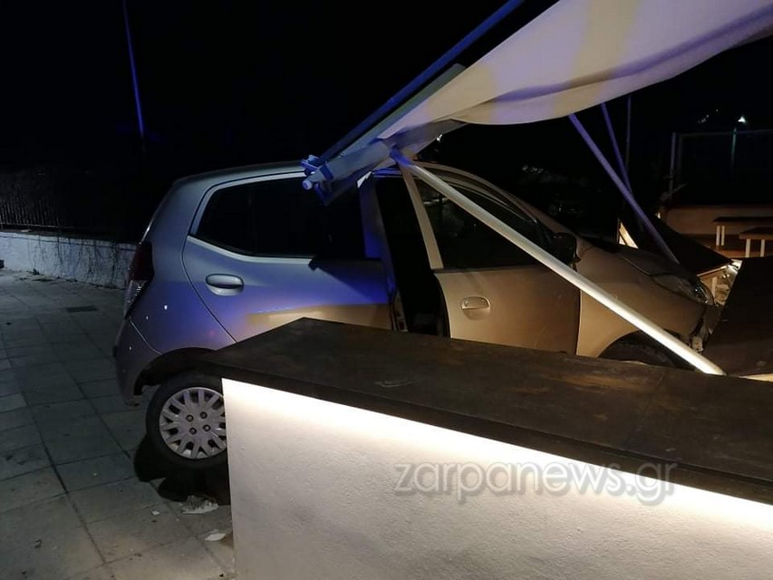 Χανιά: Αυτοκίνητο εισέβαλε σε κατάστημα - Δύο τραυματίες