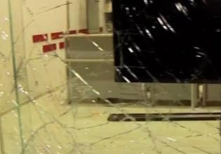 Τροχαίο στην Κηφισίας: Αυτοκίνητο «καρφώθηκε» σε τζαμαρία των ΕΛΤΑ στο Μαρούσι