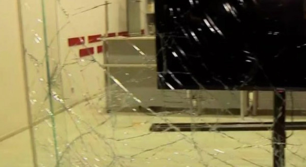 Τροχαίο στην Κηφισίας: Αυτοκίνητο «καρφώθηκε» σε τζαμαρία των ΕΛΤΑ στο Μαρούσι