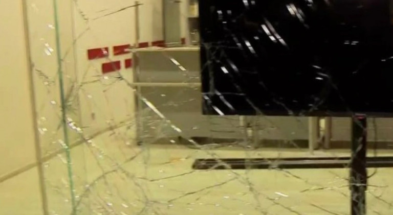 Τροχαίο στην Κηφισίας: Αυτοκίνητο «καρφώθηκε» σε τζαμαρία των ΕΛΤΑ στο Μαρούσι