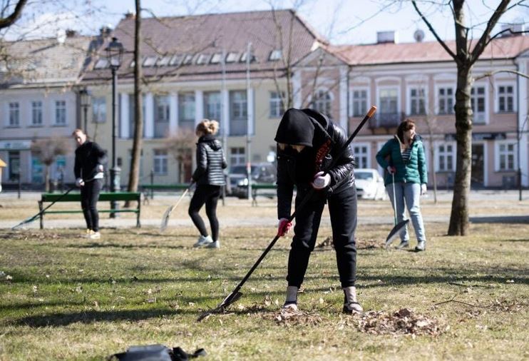 Πολωνία: Ουκρανοί πρόσφυγες καθαρίζουν πάρκα και λίμνες ως ένδειξη ευγνωμοσύνης για τη φιλοξενία τους