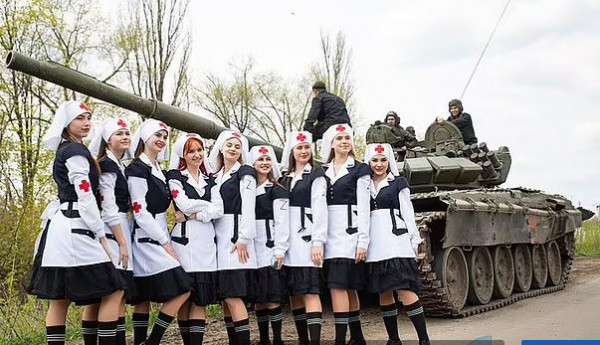 Οι «μαζορέτες» της ρωσικής εισβολής: Φοράνε στολή νοσοκόμας με έμβλημα «Ζ» και ποζάρουν δίπλα σε στρατιώτες και τανκς