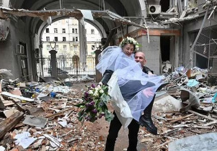 Πόλεμος στην Ουκρανία: Ζευγάρι νεονύμφων φωτογραφίζεται στα ερείπια του Χάρκοβου