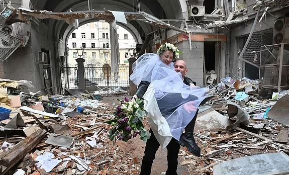 Πόλεμος στην Ουκρανία: Ζευγάρι νεονύμφων φωτογραφίζεται στα ερείπια του Χάρκοβου