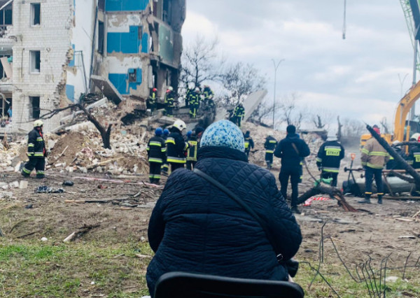 Ουκρανία: Γυναίκα περιμένει επί τρεις μέρες στο ίδιο σημείο για να σώσουν τους ανθρώπους της που έχουν εγκλωβιστεί