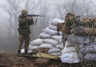 ΝΑΤΟ: Η Μόσχα μετακινεί τα στρατεύματά της από το Κίεβο για «ανασυγκρότηση, επανοπλισμό και ανεφοδιασμό»