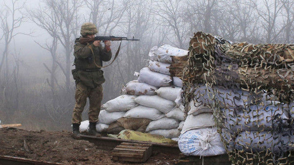 ΝΑΤΟ: Η Μόσχα μετακινεί τα στρατεύματά της από το Κίεβο για «ανασυγκρότηση, επανοπλισμό και ανεφοδιασμό»