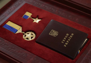 Ζελένσκι: Απένειμε τα κρατικά βραβεία στους νεοναζιστές του Τάγματος Αζόφ και του Δεξιού Τομέα