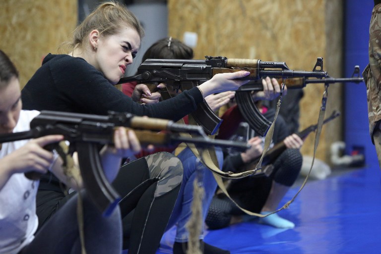 «Οι γυναίκες πρέπει να είναι έτοιμες»: Μητέρες και κόρες μαθαίνουν να πυροβολούν σε πόλη της Ουκρανίας