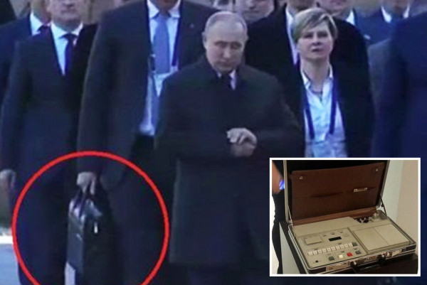 Βλαντίμιρ Πούτιν: Το μυστήριο με το βαλιτσάκι που κουβαλάει πάντα ο φρουρός του