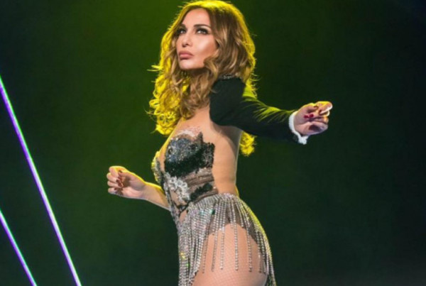 Δέσποινα Βανδή: Έκανε την πρώτη της βουτιά για φέτος και παρέδωσε μαθήματα στυλ με το μαγιό που επέλεξε