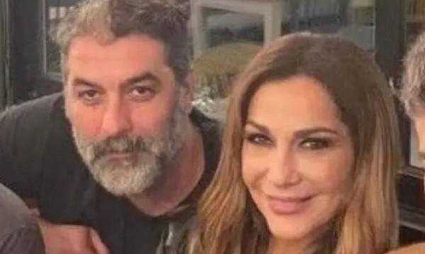 «Όλα τα λεφτά λουλούδια…»: Ο Μπισμπίκης «προσκυνάει» στα πόδια της Βανδή [Εικόνα]