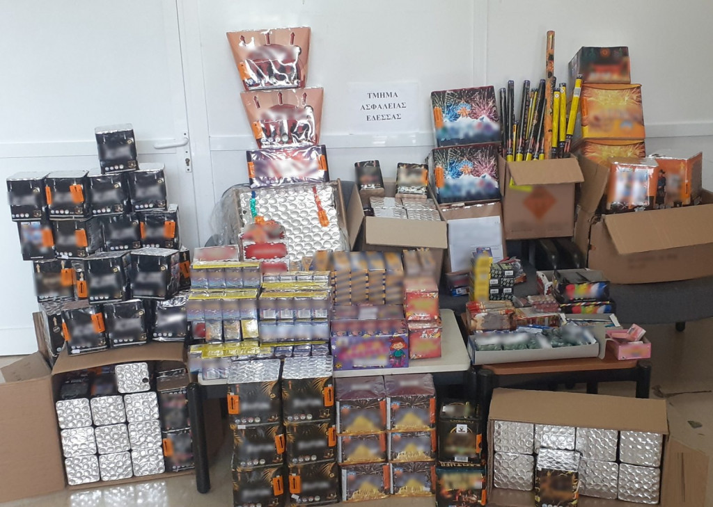 Πέλλα: Πουλούσε βεγγαλικά σε κατάστημα παπουτσιών και ρούχων