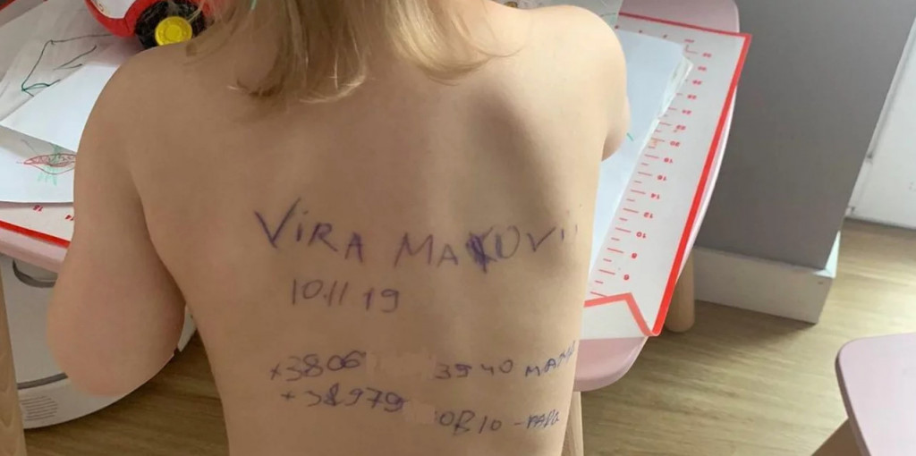 Πόλεμος στην Ουκρανία: Που βρίσκεται το κοριτσάκι που η μαμά του έγραψε τα στοιχεία της στην πλάτη του