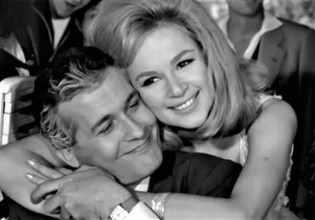 Αλίκη Βουγιουκλάκη: Η στιγμή που συναντά τον Δημήτρη Παπαμιχαήλ στον γάμο τους – Αδημοσίευτο βίντεο