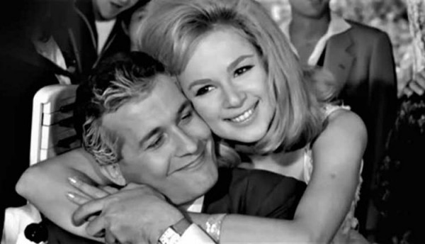 Αλίκη Βουγιουκλάκη: Η στιγμή που συναντά τον Δημήτρη Παπαμιχαήλ στον γάμο τους – Αδημοσίευτο βίντεο