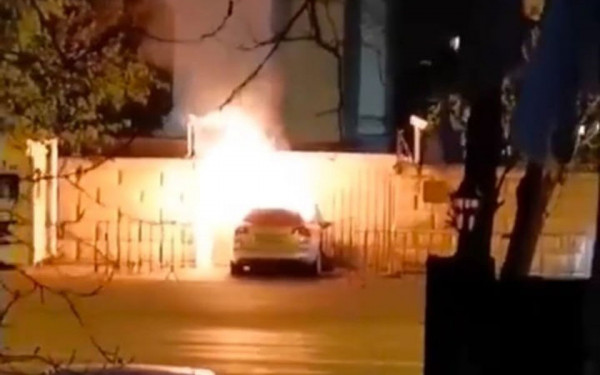 Ρουμανία: Αυτοκίνητο έπεσε στην πύλη της ρωσικής πρεσβείας στο Βουκουρέστι – Νεκρός ο οδηγός