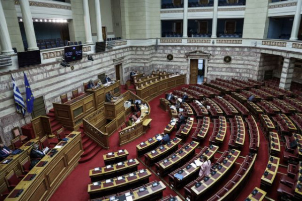 Ευρεία συναίνεση στα άρθρα του νομοσχεδίου «Δουλειές Ξανά» – Φιάσκο για τον ΣΥΡΙΖΑ οι ονομαστικές ψηφοφορίες