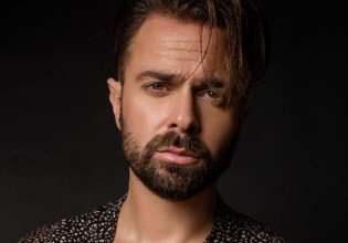 Ηλίας Βρεττός: Παντρεύεται τον Σεπτέμβριο την αγαπημένη του – Πού θα γίνει ο γάμος