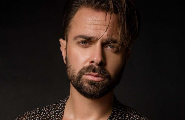 Ηλίας Βρεττός: Παντρεύεται τον Σεπτέμβριο την αγαπημένη του – Πού θα γίνει ο γάμος