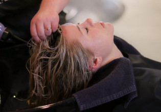 ΕΟΦ: Ανακαλεί σαμπουάν και καλλυντικά προϊόντα