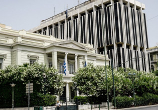 Γιατί απελάθηκαν οι 12 Ρώσοι διπλωμάτες – Οι κατηγορίες εναντίον τους, η εμπλοκή της ΕΥΠ
