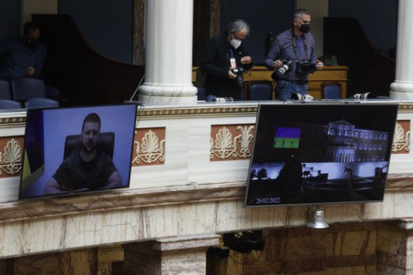 Βαρουφάκης: Ο Ζελένσκι πρόσβαλε την Βουλή – Αποχώρησε το ΜέΡΑ25 όταν δόθηκε ο λόγος στο στρατιώτη του Αζόφ