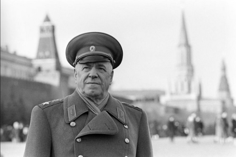 Πόλεμος στην Ουκρανία: Νεοναζί γκρέμισαν το άγαλμα του Ζούκοφ – Του ανθρώπου που τσάκισε τον ναζισμό