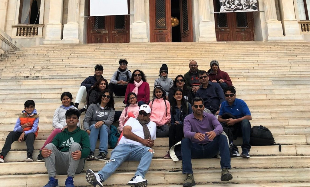 Σύρος: Πρώτη ιστορικά άφιξη οργανωμένου γκρουπ τουριστών από την Ινδία