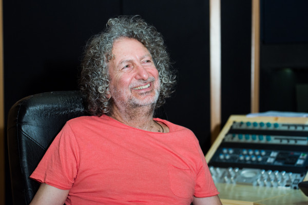 Ο Γιώργος Καζαντζής μιλάει στο in για τις δικές του μουσικές “Άγριες Μέλισσες”