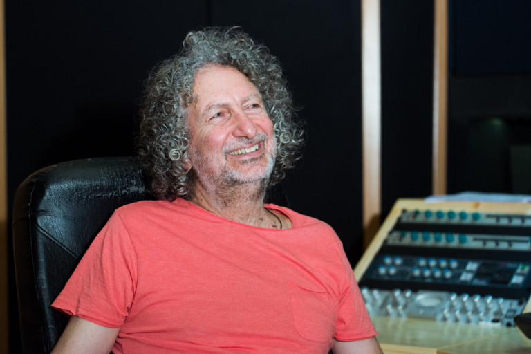 Ο Γιώργος Καζαντζής μιλάει στο in για τις δικές του μουσικές «Άγριες Μέλισσες»