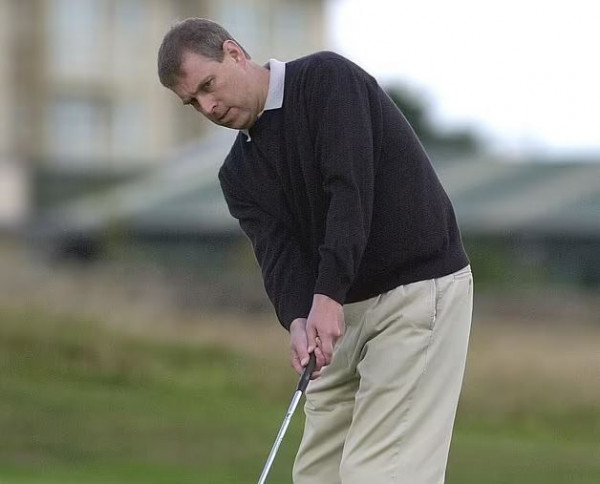 Αποκαλύψεις για τον πρίγκιπα Άντριου: Ήταν κλειδωμένος στην κρεβατοκάμαρα για δύο ημέρες και έβλεπε πορνό