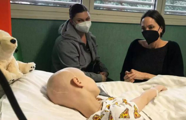 Αντζελίνα Τζολί: Επισκέφθηκε τραυματισμένα παιδιά από τον πόλεμο της Ουκρανίας